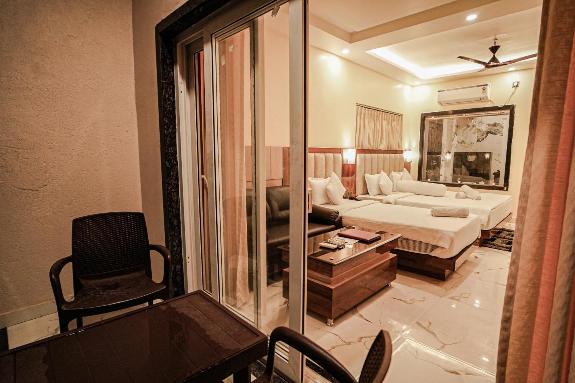 Prasant On Beach Resort !! Lift - Wifi -Restaurant-Parking Facilities-Newly Decorated Room !! Мандармани Экстерьер фото