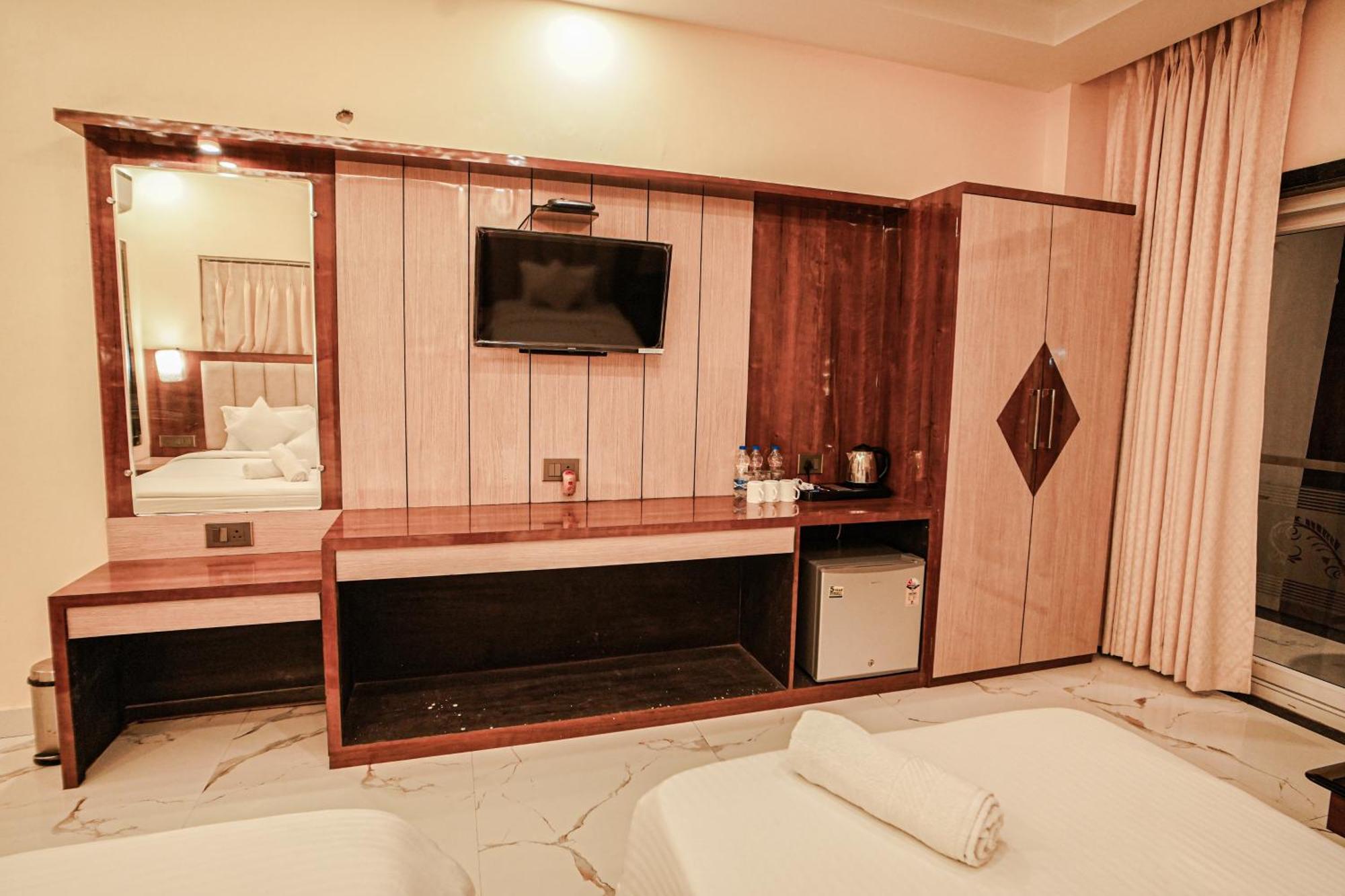 Prasant On Beach Resort !! Lift - Wifi -Restaurant-Parking Facilities-Newly Decorated Room !! Мандармани Экстерьер фото